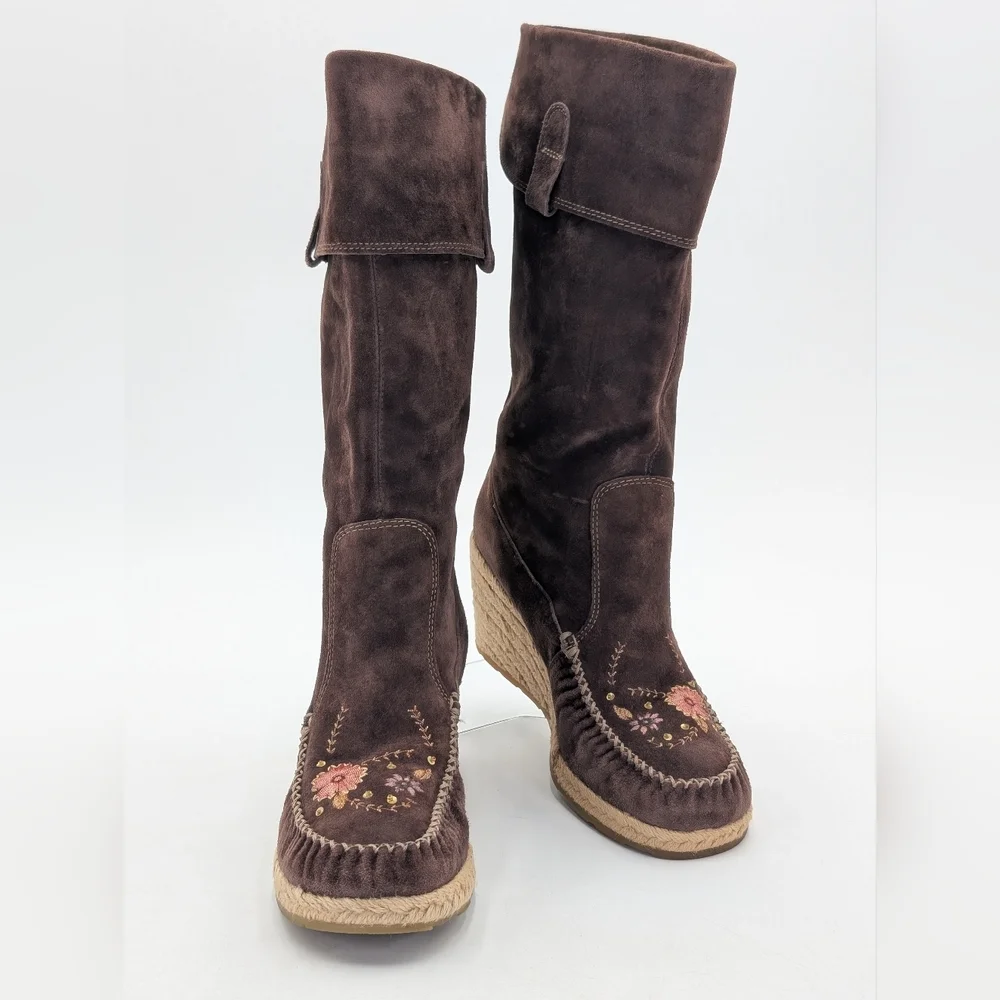 NWOT Report Ataani Size 8.5 Brown Suede Floral Embroidered Wedge Boots Mock Toe